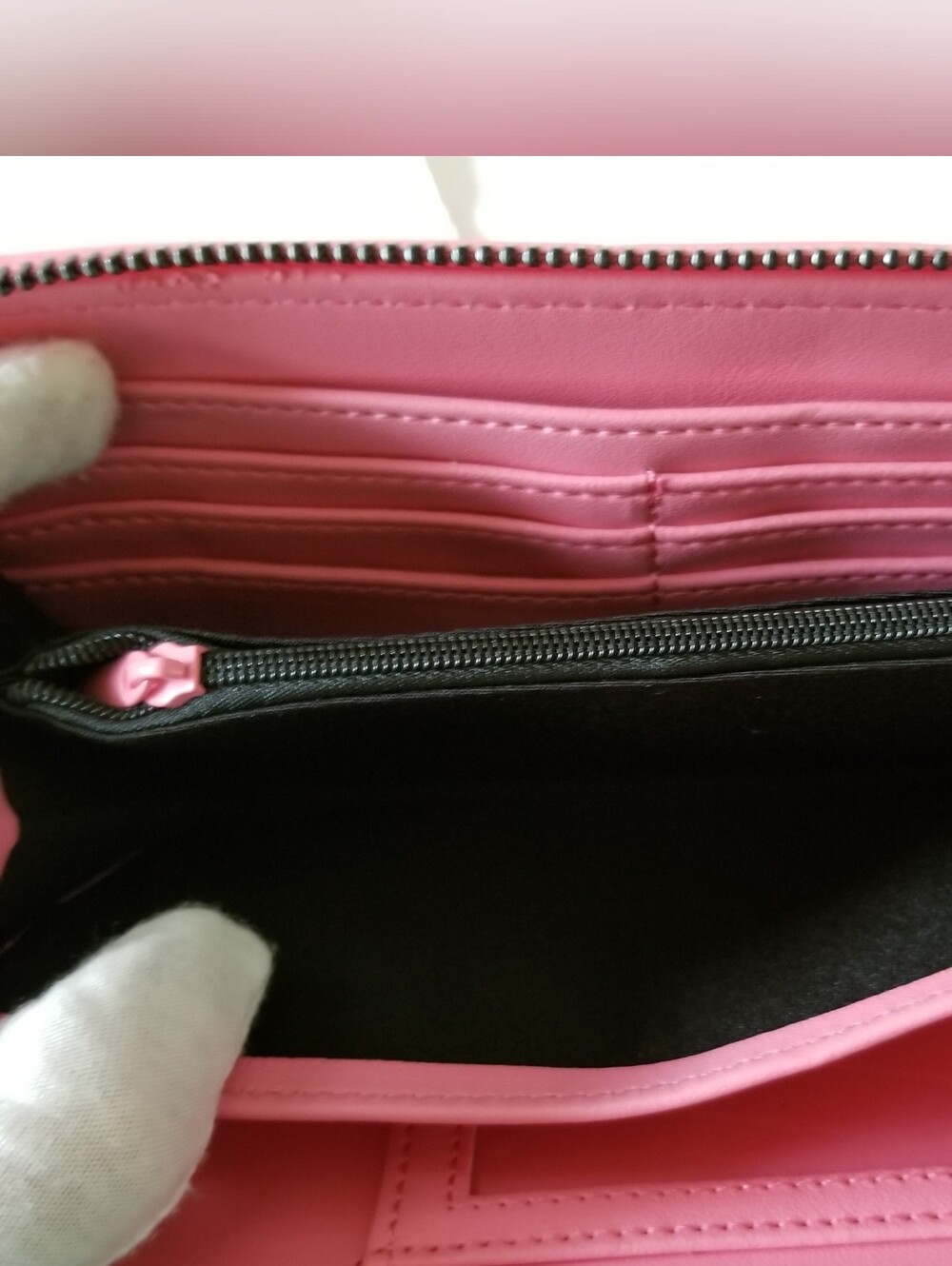 Betsey Johnson Pink Quilted Hearts Zip Around Wallet With Wristlet NWT - Picture 4 of 6